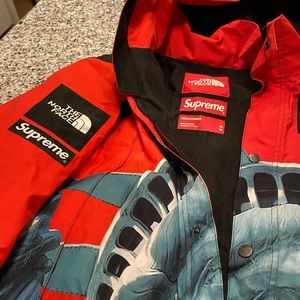 Selling this genuine never been worn supreme/north face mens medium jacket